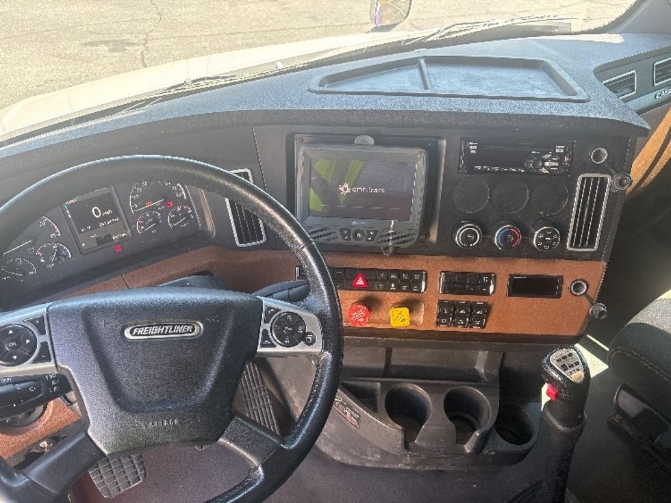 Sleeper Tractor-Heavy Duty Tractors-Freightliner-2021-T12664ST-Concord-NC-381,042\n\t\tmiles-$ 89,000 - Image 11