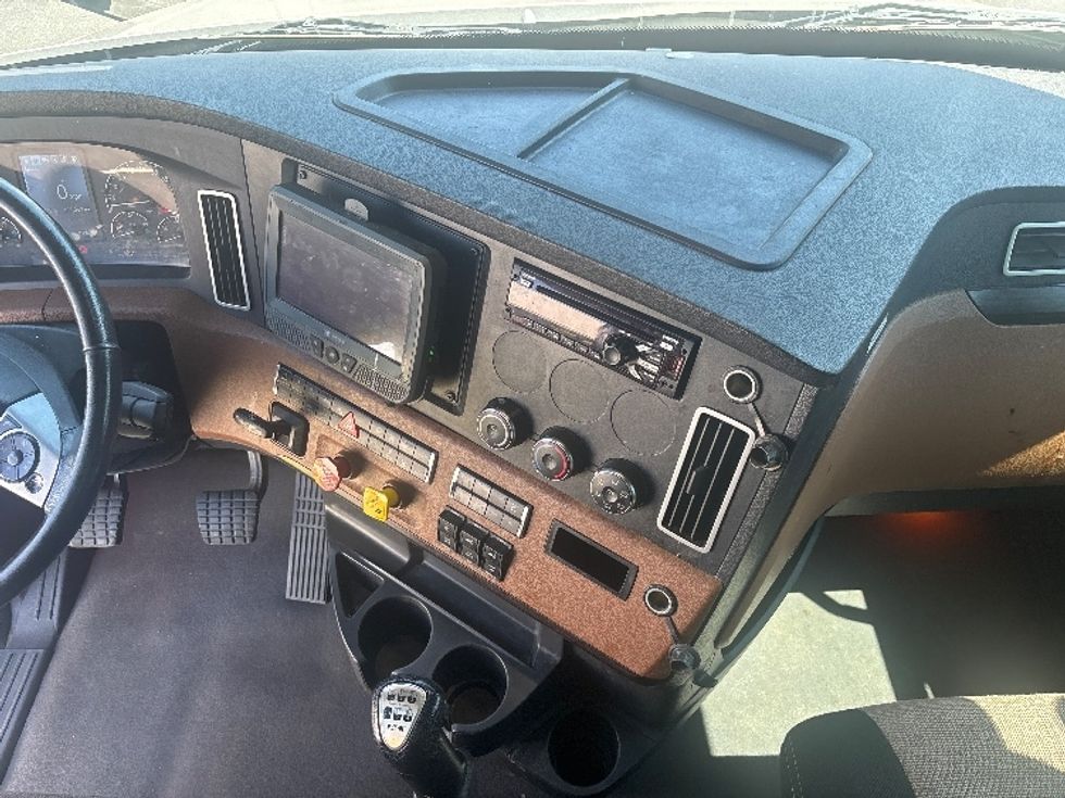 Sleeper Tractor-Heavy Duty Tractors-Freightliner-2021-T12664ST-Concord-NC-381,042\n\t\tmiles-$ 89,000 - Image 12