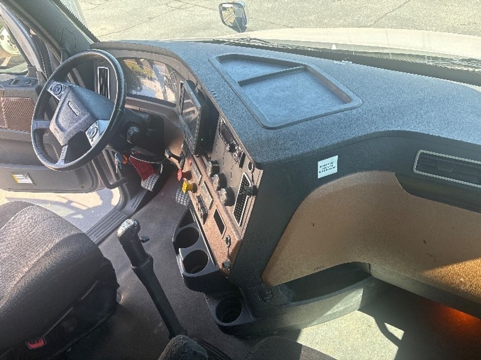 Sleeper Tractor-Heavy Duty Tractors-Freightliner-2021-T12664ST-Concord-NC-381,042\n\t\tmiles-$ 89,000 - Image 15