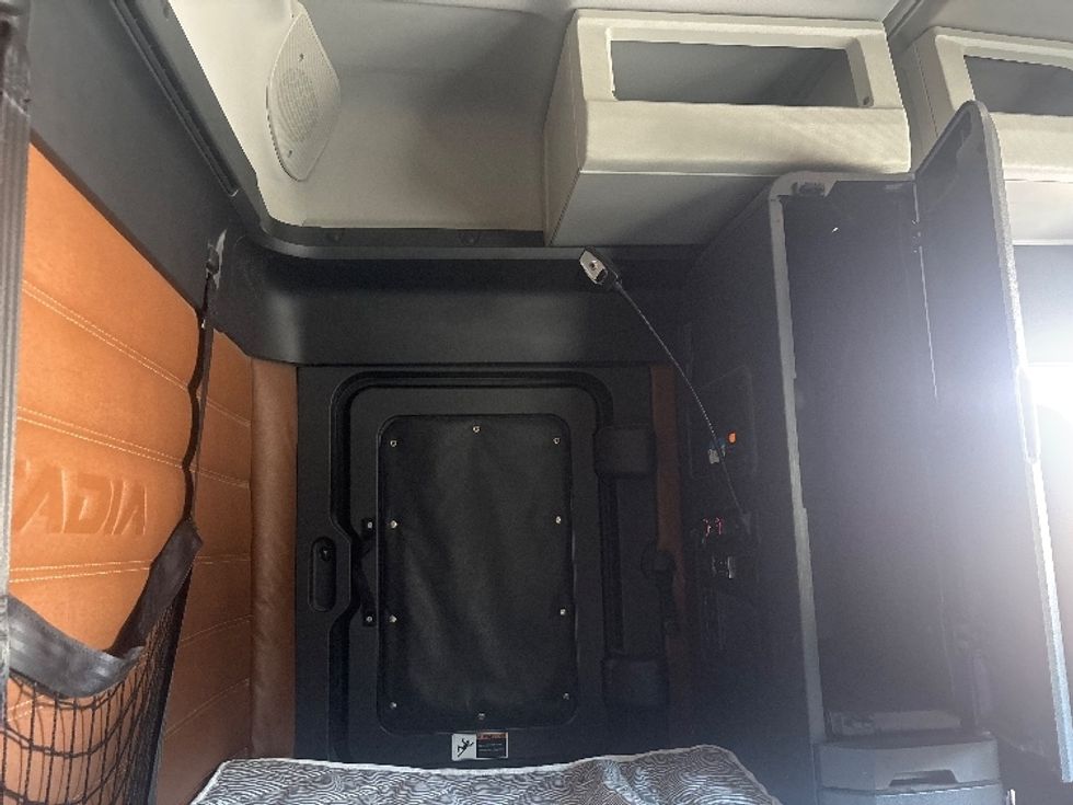 Sleeper Tractor-Heavy Duty Tractors-Freightliner-2021-T12664ST-Concord-NC-381,042\n\t\tmiles-$ 89,000 - Image 18