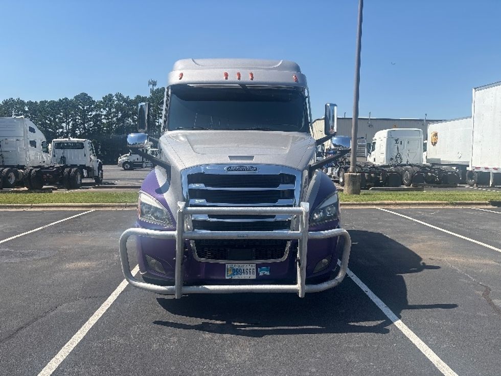 Sleeper Tractor-Heavy Duty Tractors-Freightliner-2021-T12664ST-Concord-NC-381,042\n\t\tmiles-$ 89,000 - Image 2