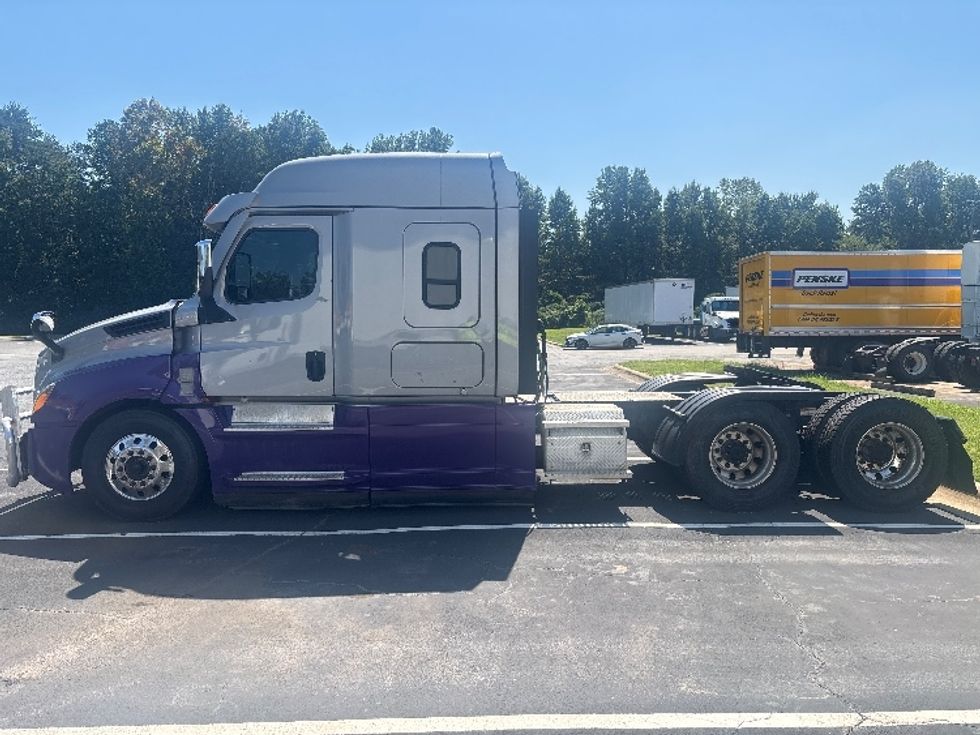 Sleeper Tractor-Heavy Duty Tractors-Freightliner-2021-T12664ST-Concord-NC-381,042\n\t\tmiles-$ 89,000 - Image 4