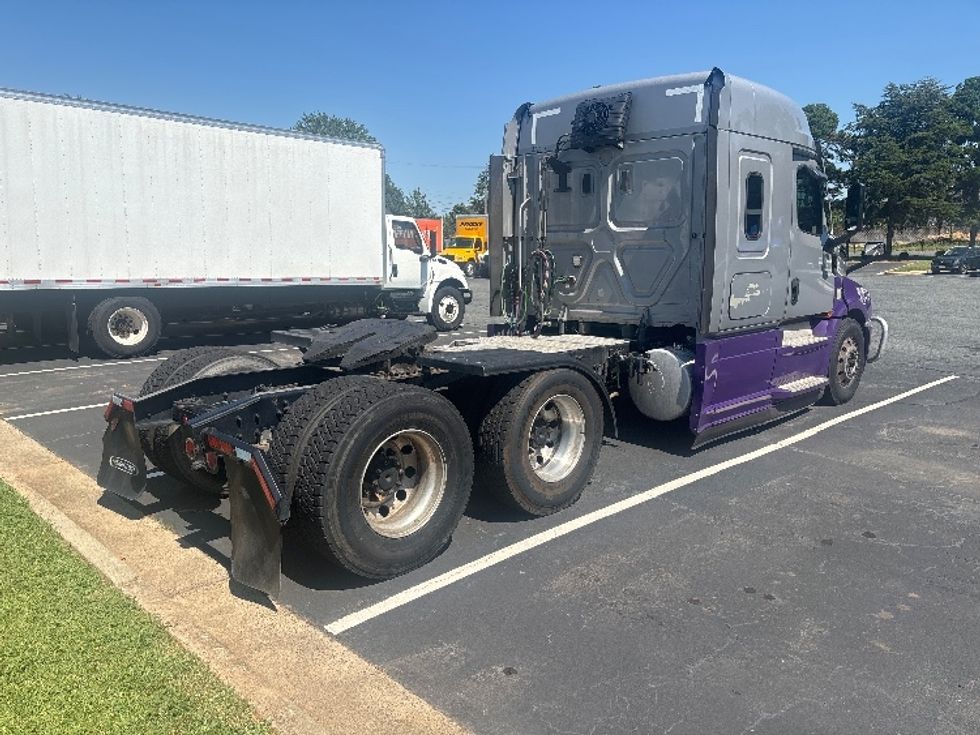 Sleeper Tractor-Heavy Duty Tractors-Freightliner-2021-T12664ST-Concord-NC-381,042\n\t\tmiles-$ 89,000 - Image 7