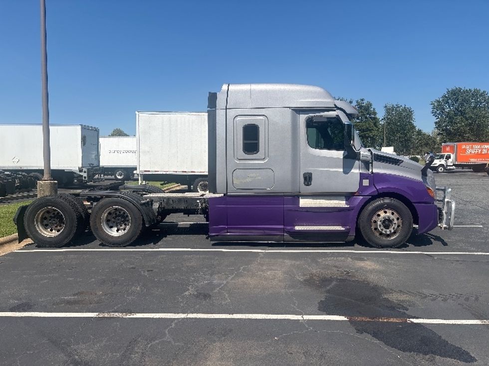 Sleeper Tractor-Heavy Duty Tractors-Freightliner-2021-T12664ST-Concord-NC-381,042\n\t\tmiles-$ 89,000 - Image 8