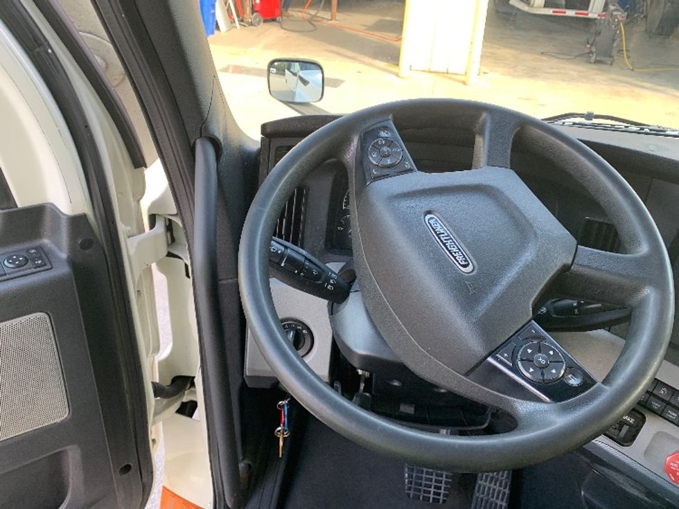 Sleeper Tractor-Heavy Duty Tractors-Freightliner-2021-T12664ST-Concord-NC-394,399\n\t\tmiles-$ 76,000 - Image 11