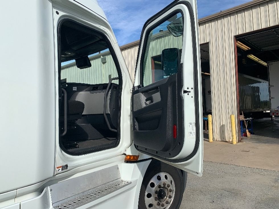 Sleeper Tractor-Heavy Duty Tractors-Freightliner-2021-T12664ST-Concord-NC-394,399\n\t\tmiles-$ 76,000 - Image 13