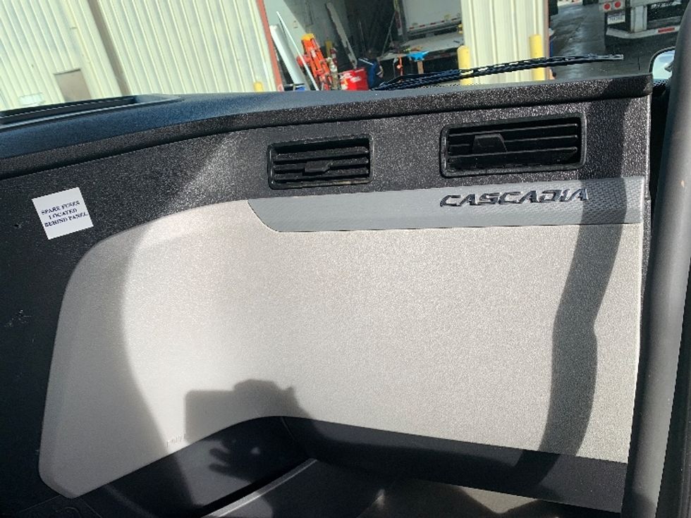 Sleeper Tractor-Heavy Duty Tractors-Freightliner-2021-T12664ST-Concord-NC-394,399\n\t\tmiles-$ 76,000 - Image 14