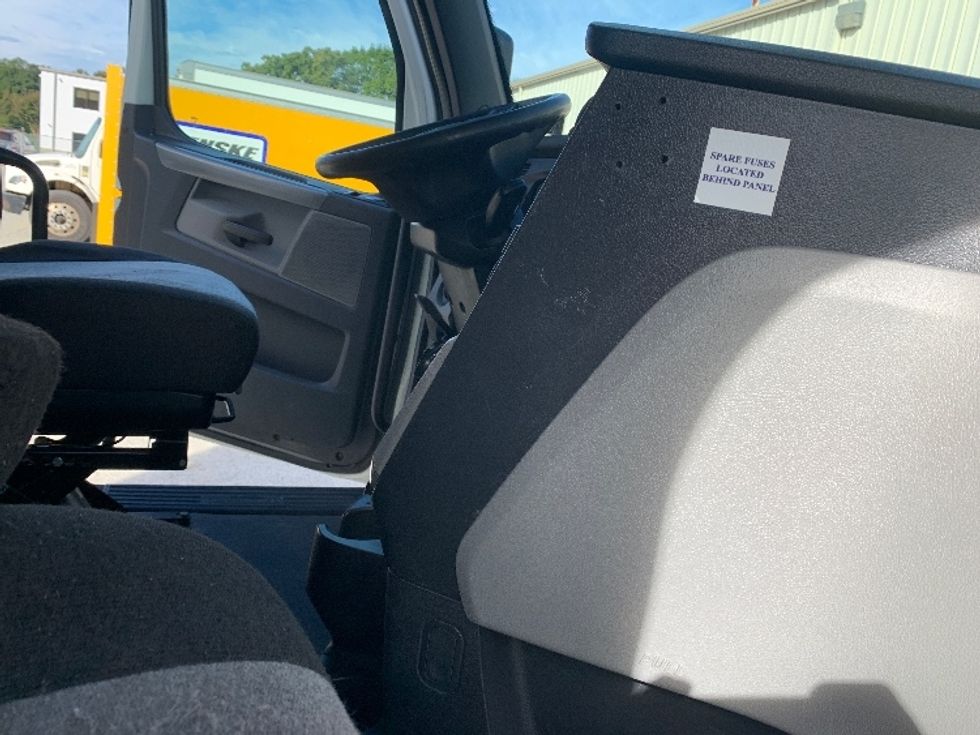 Sleeper Tractor-Heavy Duty Tractors-Freightliner-2021-T12664ST-Concord-NC-394,399\n\t\tmiles-$ 76,000 - Image 15