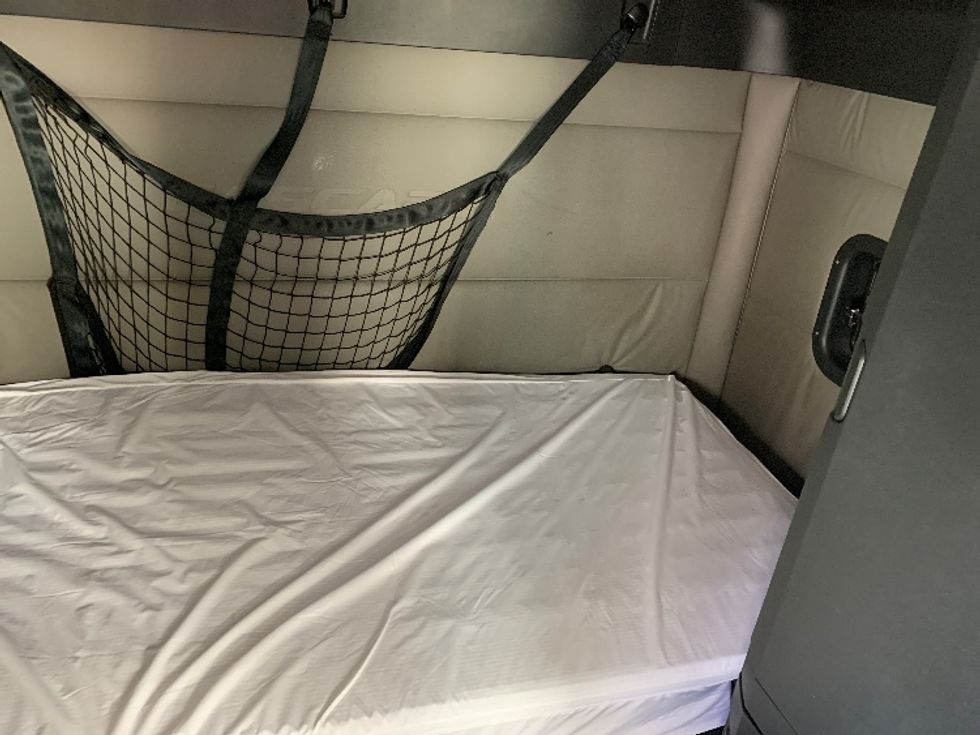 Sleeper Tractor-Heavy Duty Tractors-Freightliner-2021-T12664ST-Concord-NC-394,399\n\t\tmiles-$ 76,000 - Image 17