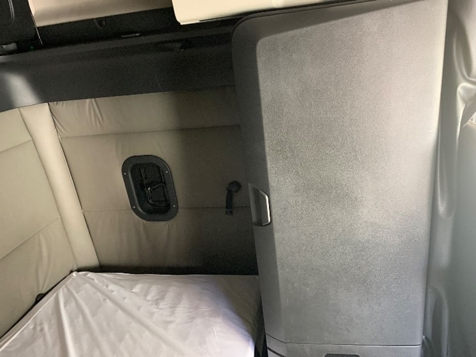 Sleeper Tractor-Heavy Duty Tractors-Freightliner-2021-T12664ST-Concord-NC-394,399\n\t\tmiles-$ 76,000 - Image 18