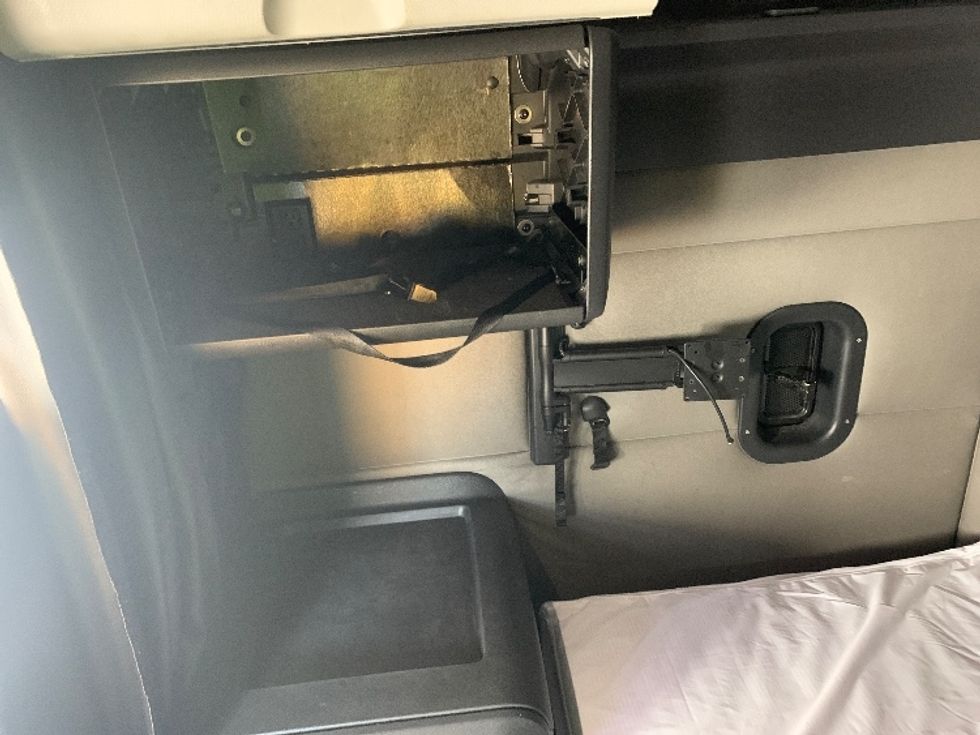 Sleeper Tractor-Heavy Duty Tractors-Freightliner-2021-T12664ST-Concord-NC-394,399\n\t\tmiles-$ 76,000 - Image 19