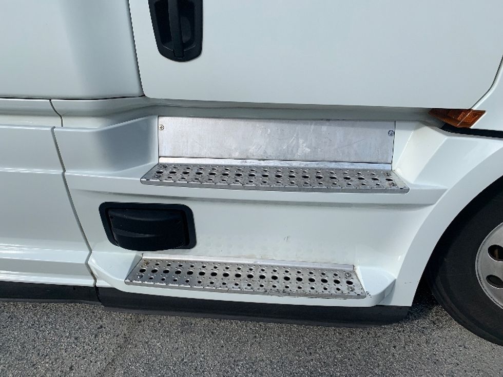 Sleeper Tractor-Heavy Duty Tractors-Freightliner-2021-T12664ST-Concord-NC-394,399\n\t\tmiles-$ 76,000 - Image 26