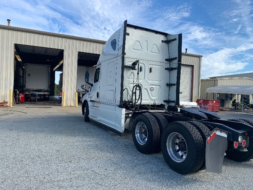 Sleeper Tractor-Heavy Duty Tractors-Freightliner-2021-T12664ST-Concord-NC-394,399\n\t\tmiles-$ 76,000 - Image 5