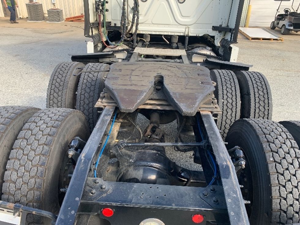 Sleeper Tractor-Heavy Duty Tractors-Freightliner-2021-T12664ST-Concord-NC-394,399\n\t\tmiles-$ 76,000 - Image 6