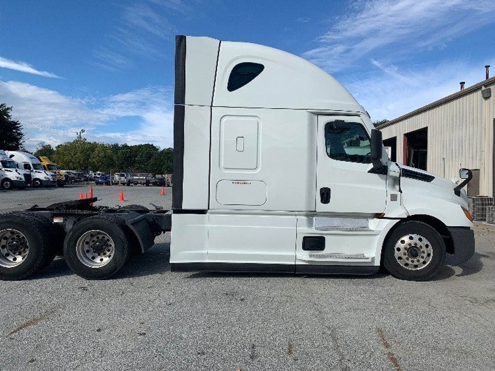 Sleeper Tractor-Heavy Duty Tractors-Freightliner-2021-T12664ST-Concord-NC-394,399\n\t\tmiles-$ 76,000 - Image 8
