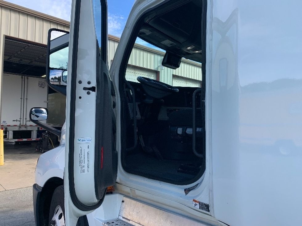 Sleeper Tractor-Heavy Duty Tractors-Freightliner-2021-T12664ST-Concord-NC-394,399\n\t\tmiles-$ 76,000 - Image 9