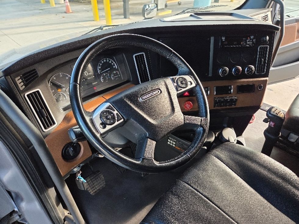 Sleeper Tractor-Heavy Duty Tractors-Freightliner-2021-T12664ST-Concord-NC-500,156\n\t\tmiles-$ 67,000 - Image 10