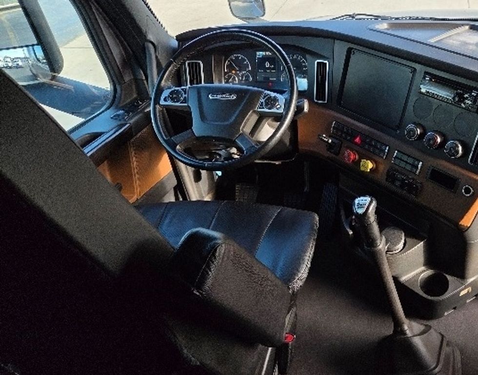 Sleeper Tractor-Heavy Duty Tractors-Freightliner-2021-T12664ST-Concord-NC-500,156\n\t\tmiles-$ 67,000 - Image 12