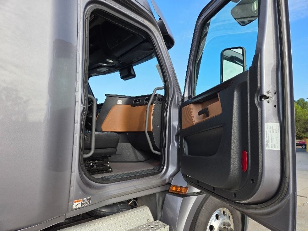 Sleeper Tractor-Heavy Duty Tractors-Freightliner-2021-T12664ST-Concord-NC-500,156\n\t\tmiles-$ 67,000 - Image 13