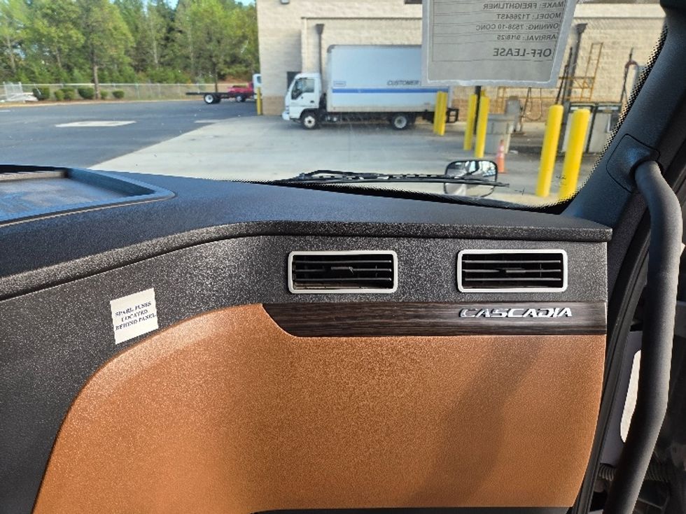 Sleeper Tractor-Heavy Duty Tractors-Freightliner-2021-T12664ST-Concord-NC-500,156\n\t\tmiles-$ 67,000 - Image 14