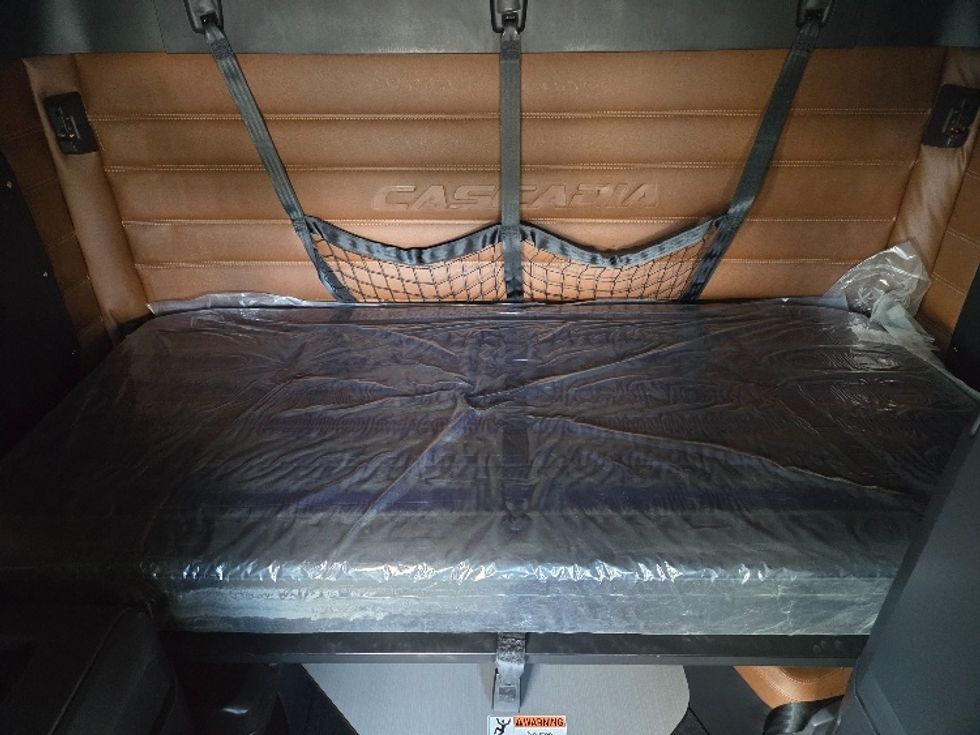 Sleeper Tractor-Heavy Duty Tractors-Freightliner-2021-T12664ST-Concord-NC-500,156\n\t\tmiles-$ 67,000 - Image 16