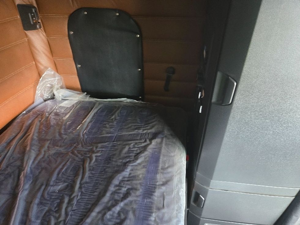 Sleeper Tractor-Heavy Duty Tractors-Freightliner-2021-T12664ST-Concord-NC-500,156\n\t\tmiles-$ 67,000 - Image 18