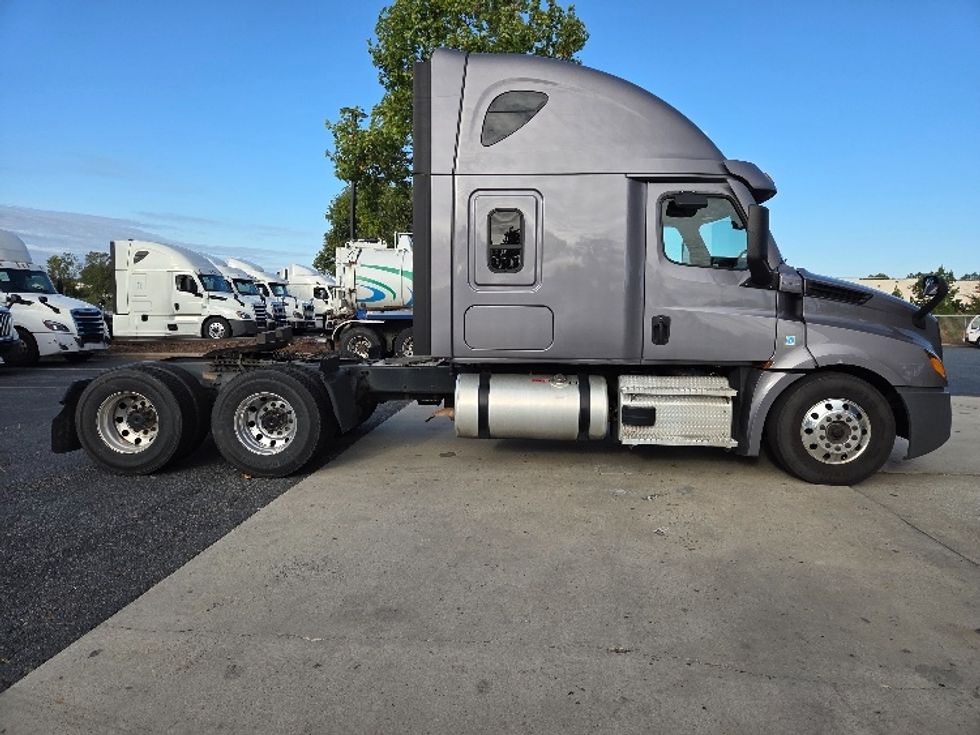 Sleeper Tractor-Heavy Duty Tractors-Freightliner-2021-T12664ST-Concord-NC-500,156\n\t\tmiles-$ 67,000 - Image 8