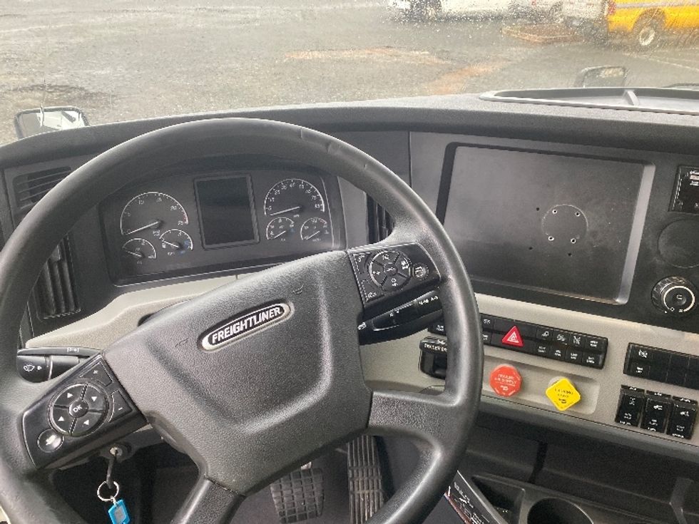 Sleeper Tractor-Heavy Duty Tractors-Freightliner-2021-T12664ST-Concord-NC-589,486\n\t\tmiles-$ 57,500 - Image 11