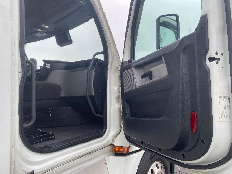 Sleeper Tractor-Heavy Duty Tractors-Freightliner-2021-T12664ST-Concord-NC-589,486\n\t\tmiles-$ 57,500 - Image 13