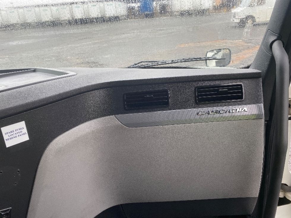 Sleeper Tractor-Heavy Duty Tractors-Freightliner-2021-T12664ST-Concord-NC-589,486\n\t\tmiles-$ 57,500 - Image 14