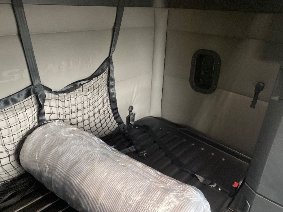 Sleeper Tractor-Heavy Duty Tractors-Freightliner-2021-T12664ST-Concord-NC-589,486\n\t\tmiles-$ 57,500 - Image 17