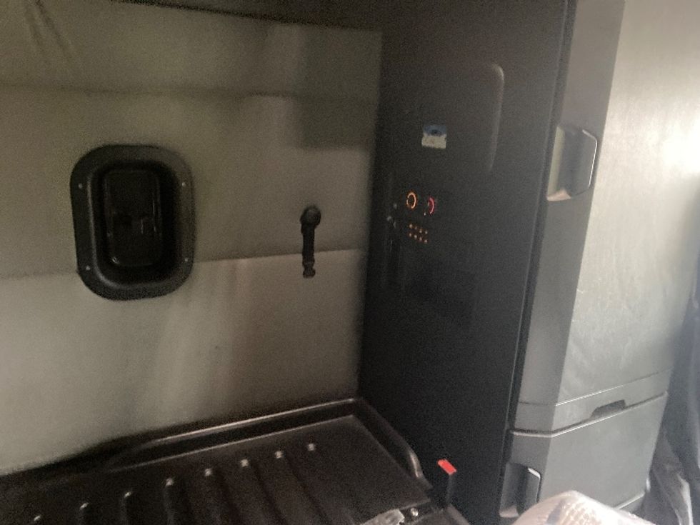 Sleeper Tractor-Heavy Duty Tractors-Freightliner-2021-T12664ST-Concord-NC-589,486\n\t\tmiles-$ 57,500 - Image 18