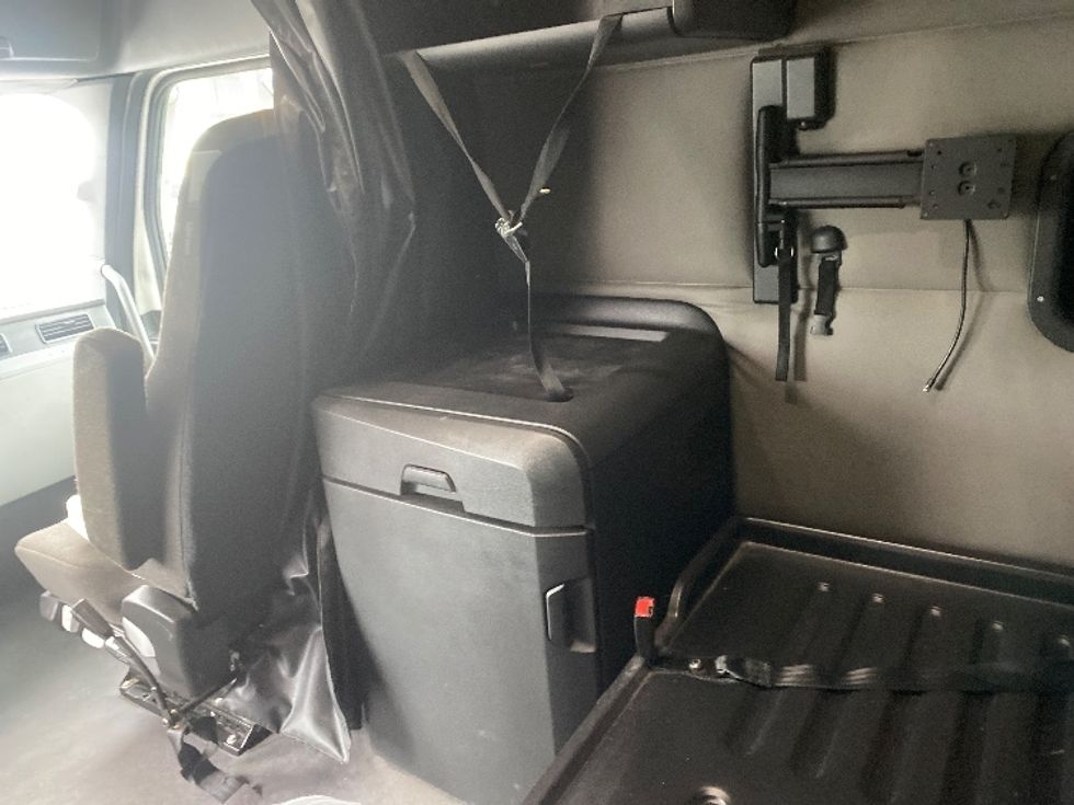 Sleeper Tractor-Heavy Duty Tractors-Freightliner-2021-T12664ST-Concord-NC-589,486\n\t\tmiles-$ 57,500 - Image 19