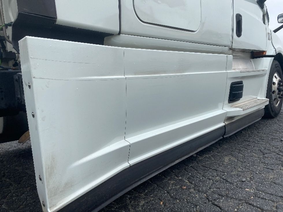 Sleeper Tractor-Heavy Duty Tractors-Freightliner-2021-T12664ST-Concord-NC-589,486\n\t\tmiles-$ 57,500 - Image 29