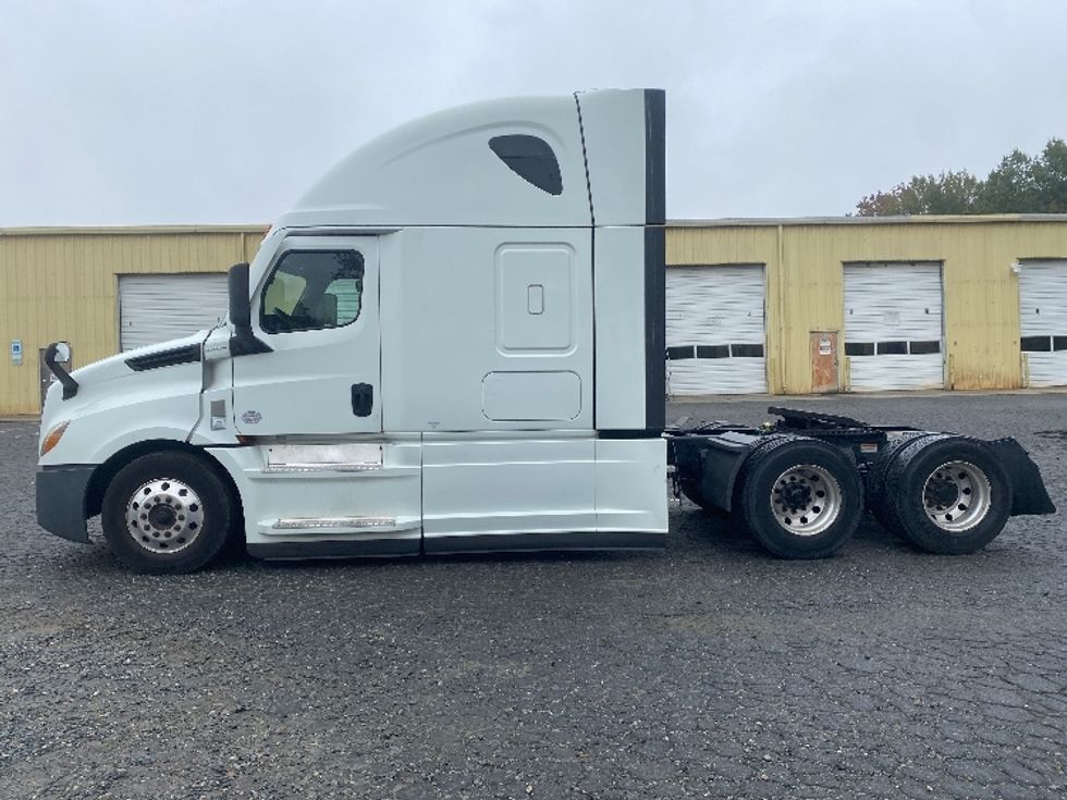 Sleeper Tractor-Heavy Duty Tractors-Freightliner-2021-T12664ST-Concord-NC-589,486\n\t\tmiles-$ 57,500 - Image 4