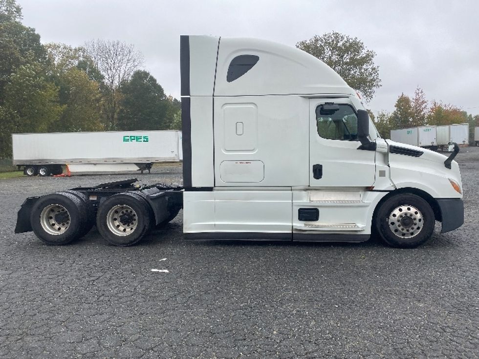 Sleeper Tractor-Heavy Duty Tractors-Freightliner-2021-T12664ST-Concord-NC-589,486\n\t\tmiles-$ 57,500 - Image 8