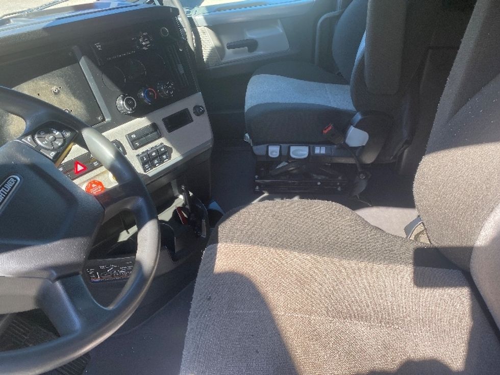 Sleeper Tractor-Heavy Duty Tractors-Freightliner-2021-T12664ST-Concord-NC-612,418\n\t\tmiles-$ 55,500 - Image 10