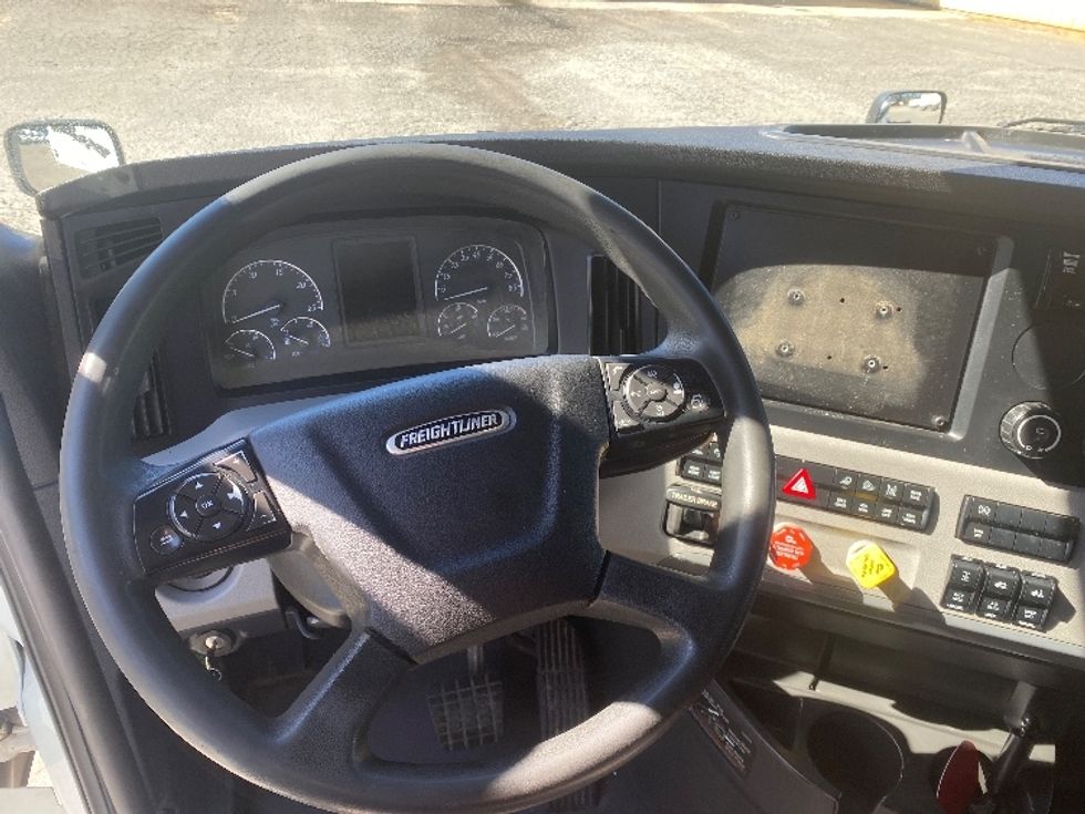 Sleeper Tractor-Heavy Duty Tractors-Freightliner-2021-T12664ST-Concord-NC-612,418\n\t\tmiles-$ 55,500 - Image 11