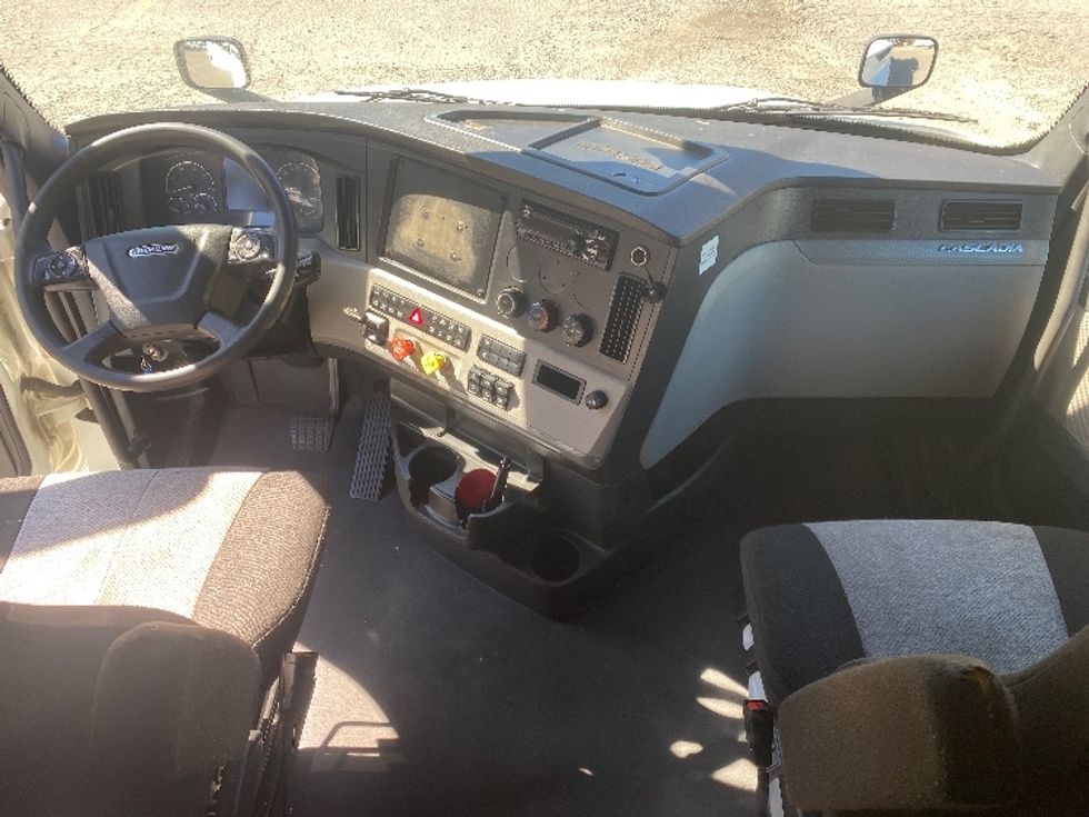 Sleeper Tractor-Heavy Duty Tractors-Freightliner-2021-T12664ST-Concord-NC-612,418\n\t\tmiles-$ 55,500 - Image 12