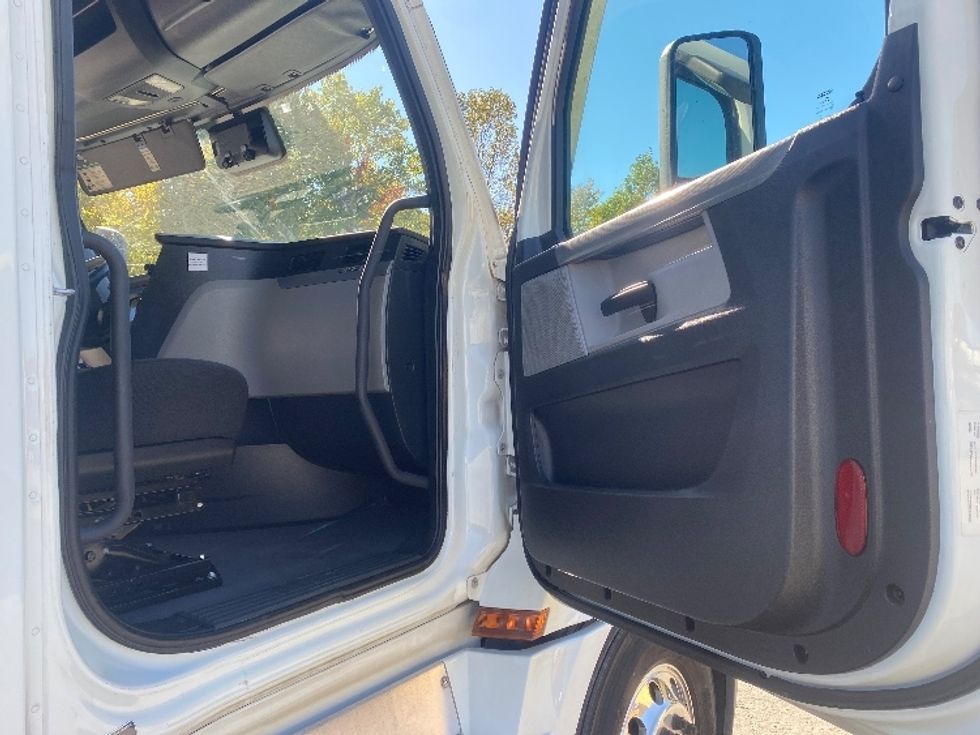 Sleeper Tractor-Heavy Duty Tractors-Freightliner-2021-T12664ST-Concord-NC-612,418\n\t\tmiles-$ 55,500 - Image 13