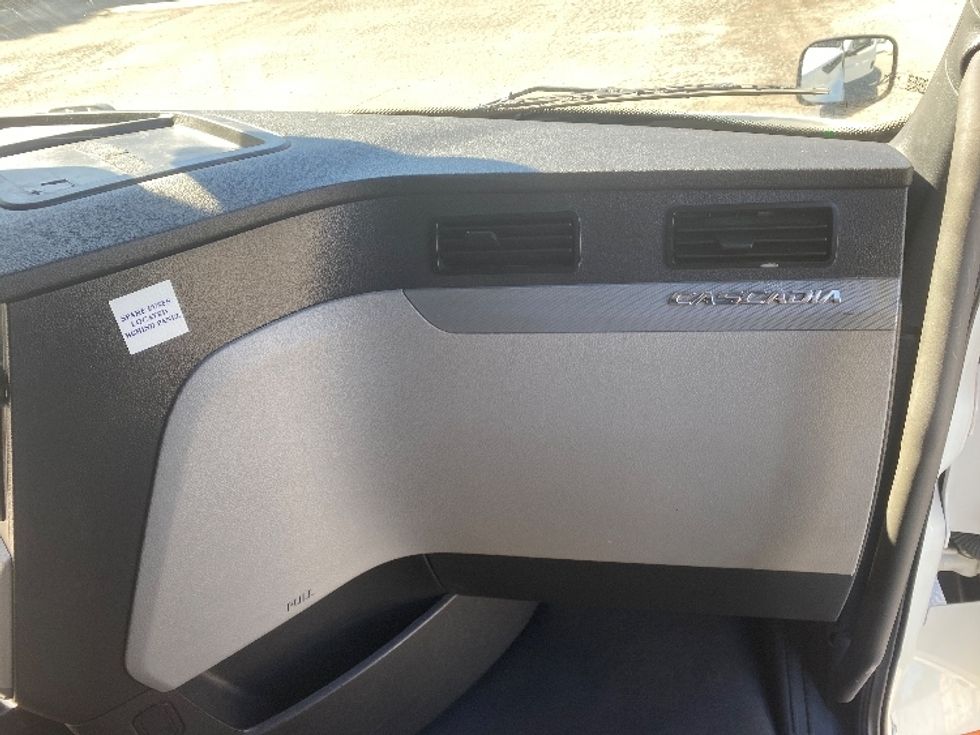 Sleeper Tractor-Heavy Duty Tractors-Freightliner-2021-T12664ST-Concord-NC-612,418\n\t\tmiles-$ 55,500 - Image 14