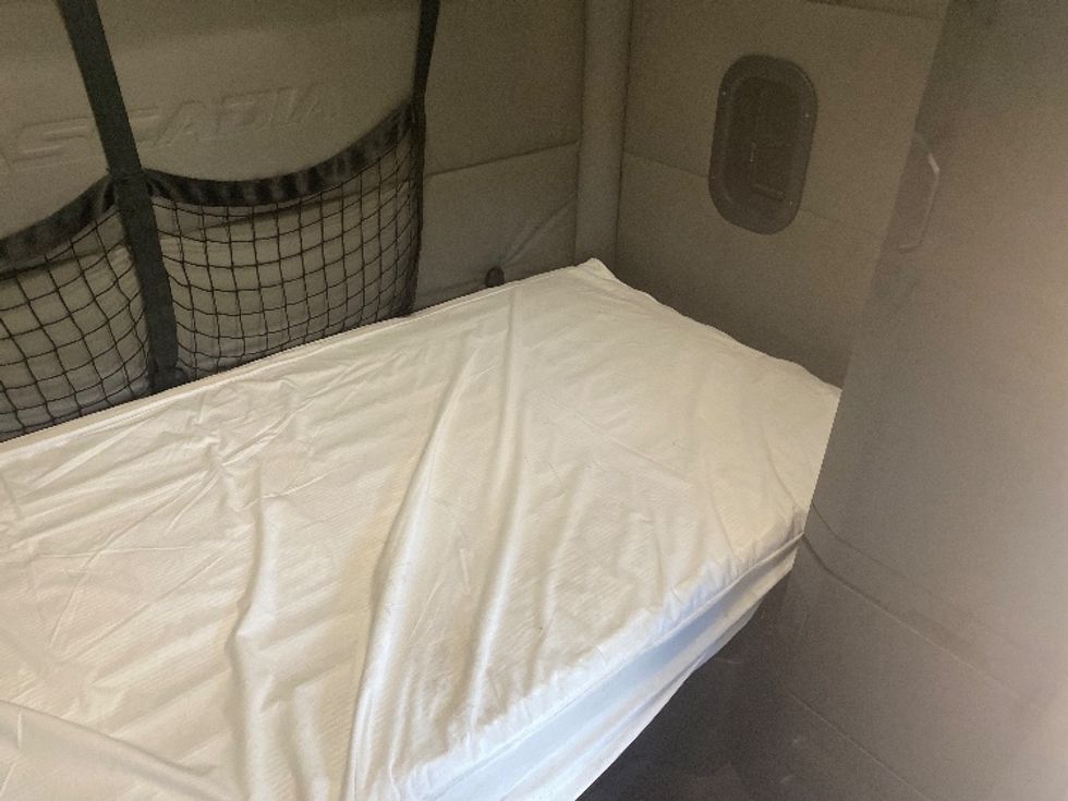 Sleeper Tractor-Heavy Duty Tractors-Freightliner-2021-T12664ST-Concord-NC-612,418\n\t\tmiles-$ 55,500 - Image 17