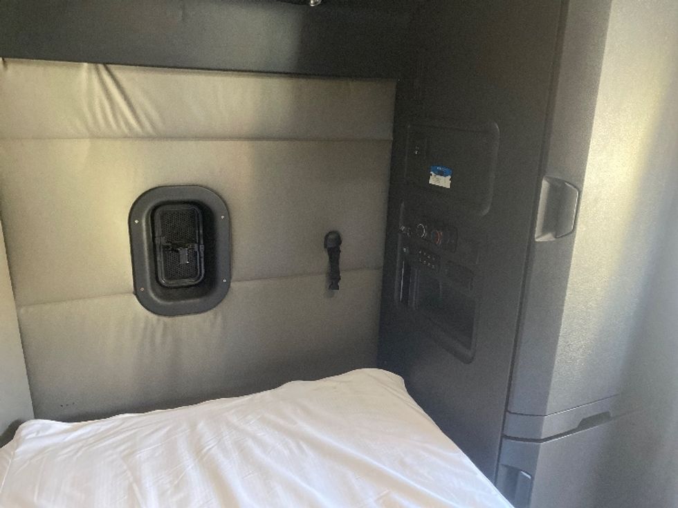 Sleeper Tractor-Heavy Duty Tractors-Freightliner-2021-T12664ST-Concord-NC-612,418\n\t\tmiles-$ 55,500 - Image 18