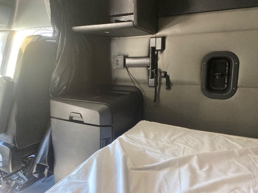 Sleeper Tractor-Heavy Duty Tractors-Freightliner-2021-T12664ST-Concord-NC-612,418\n\t\tmiles-$ 55,500 - Image 19