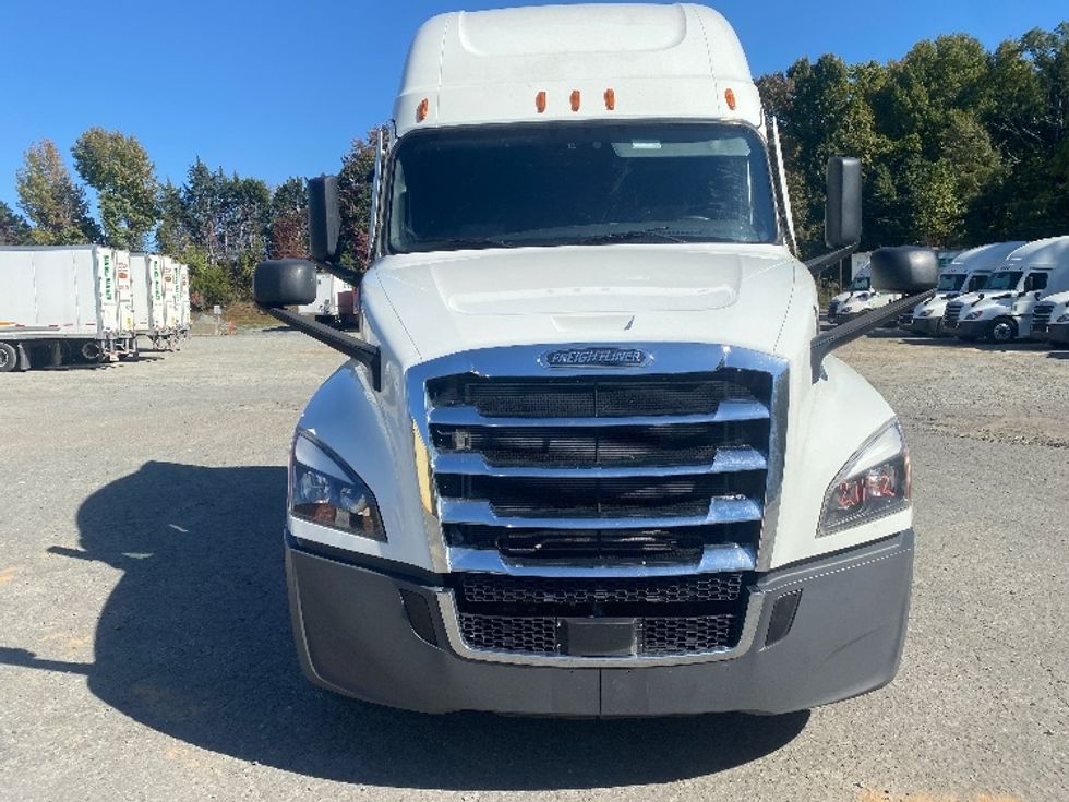 Sleeper Tractor-Heavy Duty Tractors-Freightliner-2021-T12664ST-Concord-NC-612,418\n\t\tmiles-$ 55,500 - Image 2