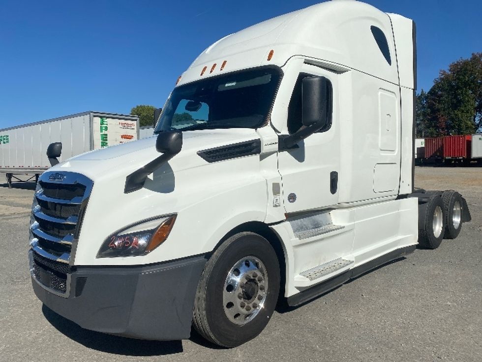 Sleeper Tractor-Heavy Duty Tractors-Freightliner-2021-T12664ST-Concord-NC-612,418\n\t\tmiles-$ 55,500 - Image 3