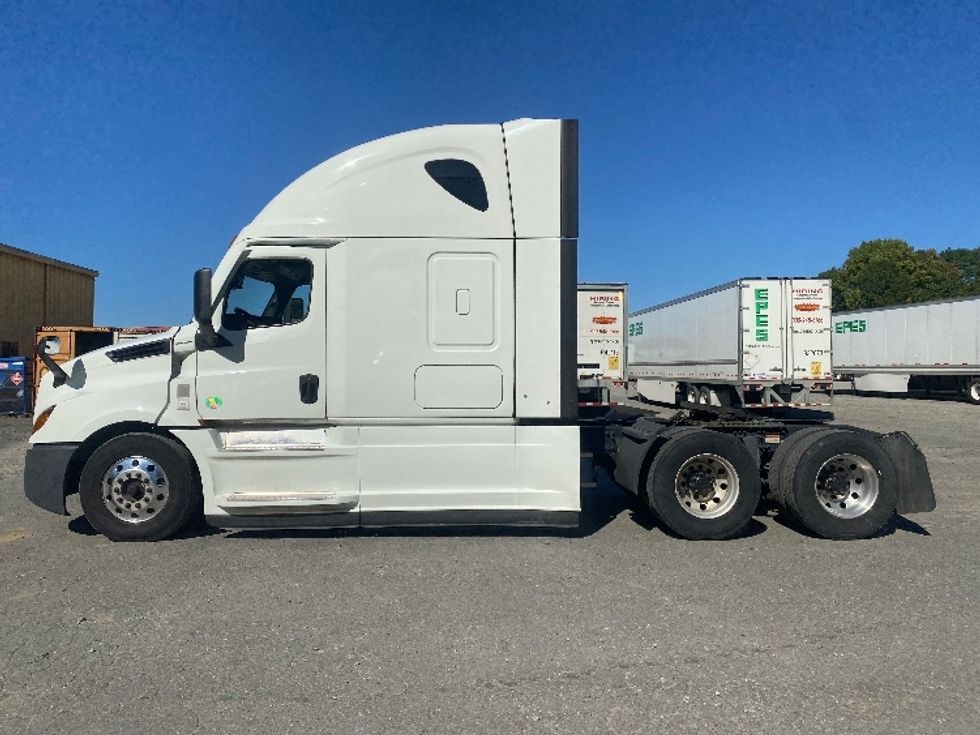Sleeper Tractor-Heavy Duty Tractors-Freightliner-2021-T12664ST-Concord-NC-612,418\n\t\tmiles-$ 55,500 - Image 4