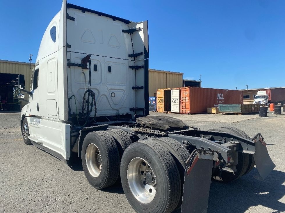 Sleeper Tractor-Heavy Duty Tractors-Freightliner-2021-T12664ST-Concord-NC-612,418\n\t\tmiles-$ 55,500 - Image 5