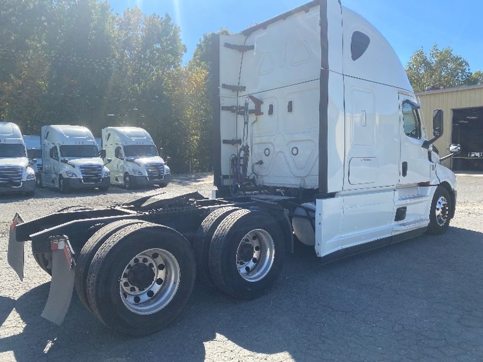 Sleeper Tractor-Heavy Duty Tractors-Freightliner-2021-T12664ST-Concord-NC-612,418\n\t\tmiles-$ 55,500 - Image 7