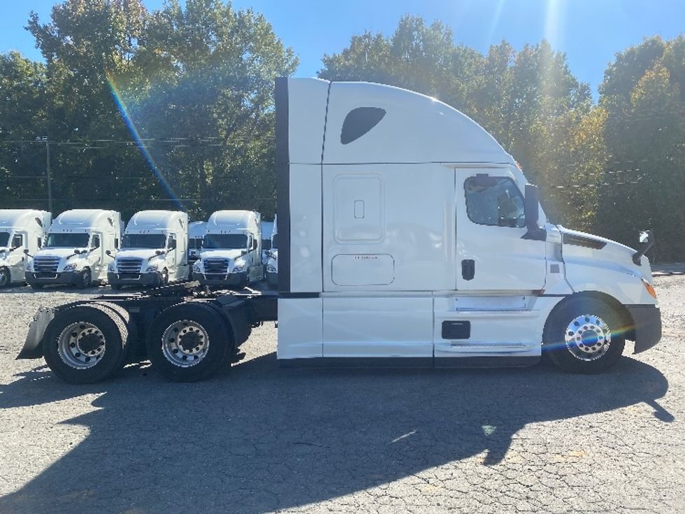 Sleeper Tractor-Heavy Duty Tractors-Freightliner-2021-T12664ST-Concord-NC-612,418\n\t\tmiles-$ 55,500 - Image 8